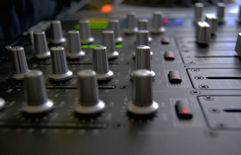 Electrónica ¿Te gusta la música? ¿Te dedicas a ella? ¿O estás haciendo tus pinitos en el mundillo? Si te has comprado una mesa de mezclas, no olvides asegurarla para poder disfrutarla mucho más tiempo.