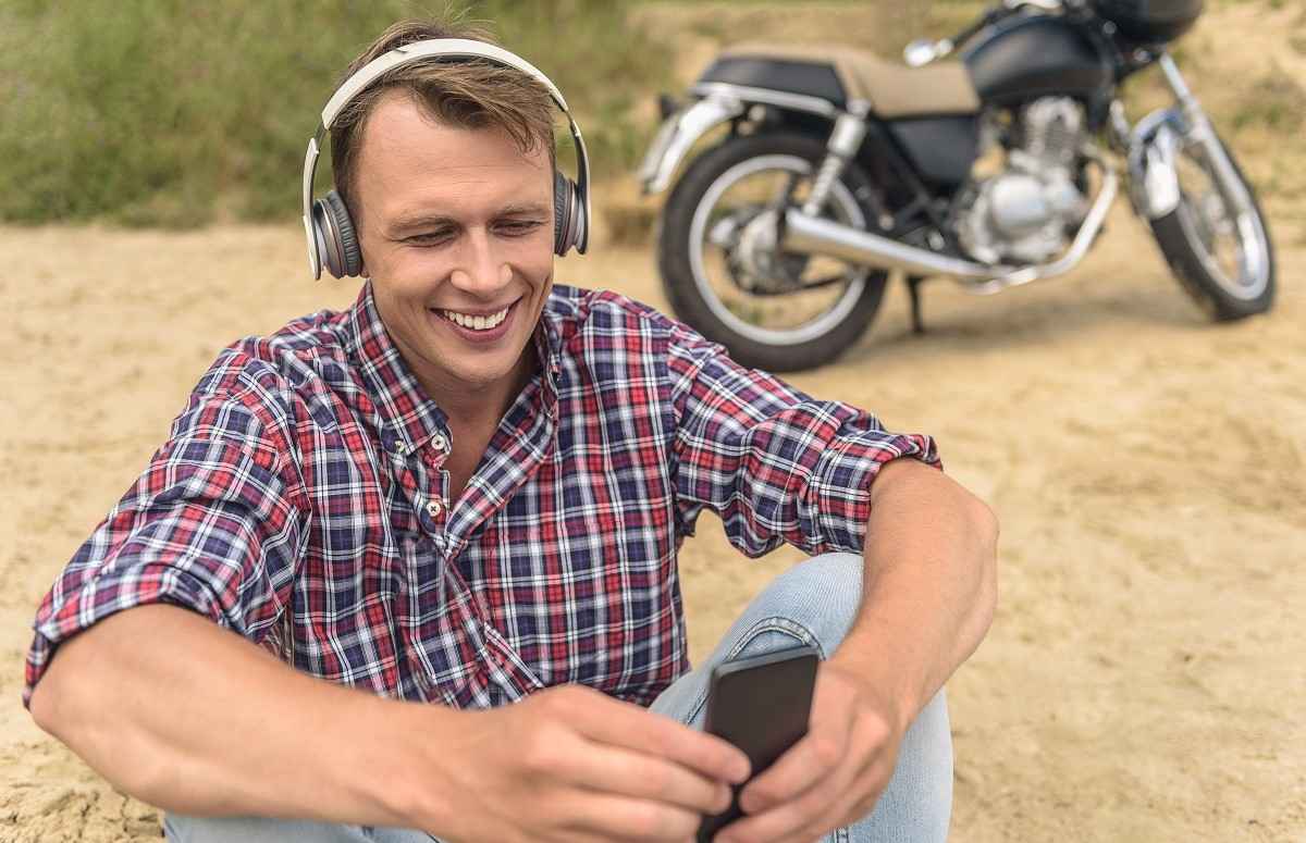 Motocicleta ▷¿Puedo escuchar música con auriculares en la moto?