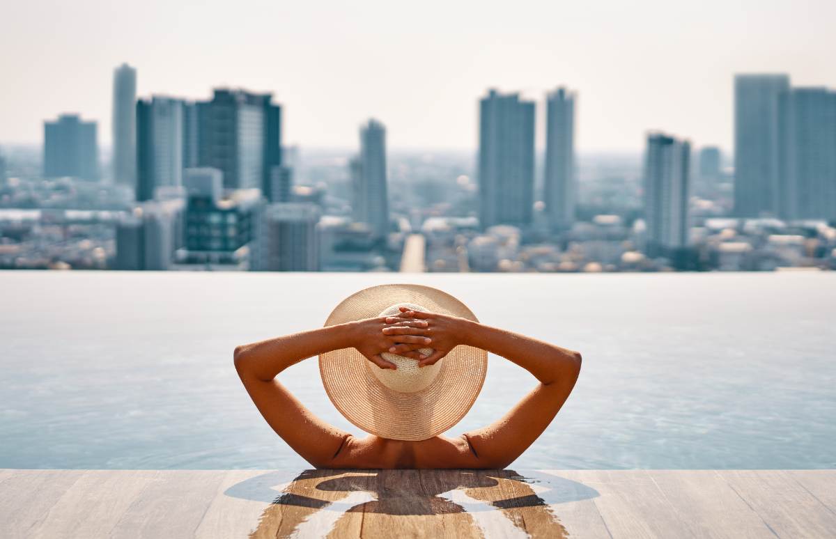 ¿Te arriesgarías a colocar una piscina en tu terraza o azotea? ¿Puede hundirse? Antes de lanzarte a combatir el calor de ese modo, lee lo que traemos hoy.