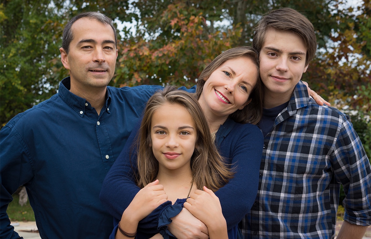 Una familia compuesta por un padre, una madre, un hijo y una hija