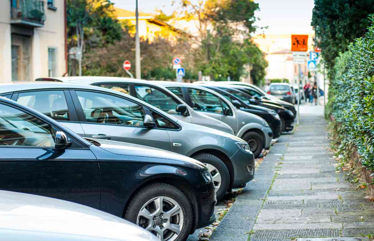 Aunque es algo que ya no se ve muy a menudo, todavía hay gente que se coloca en una plaza de aparcamiento para guardar el sitio. ¿Podemos hacer esto?