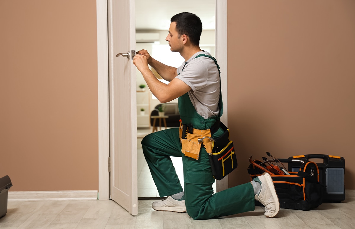 Cerrajero reparando una cerradura de una puerta