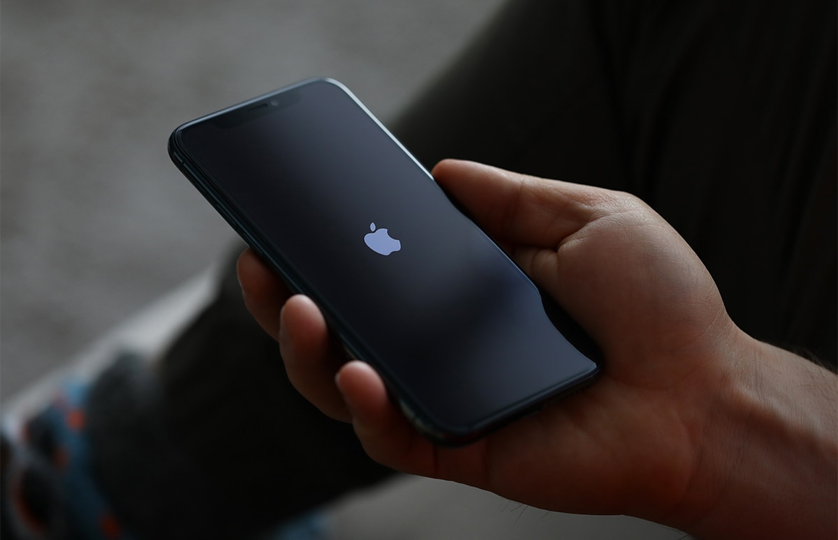 iPhone en la mano de un hombre