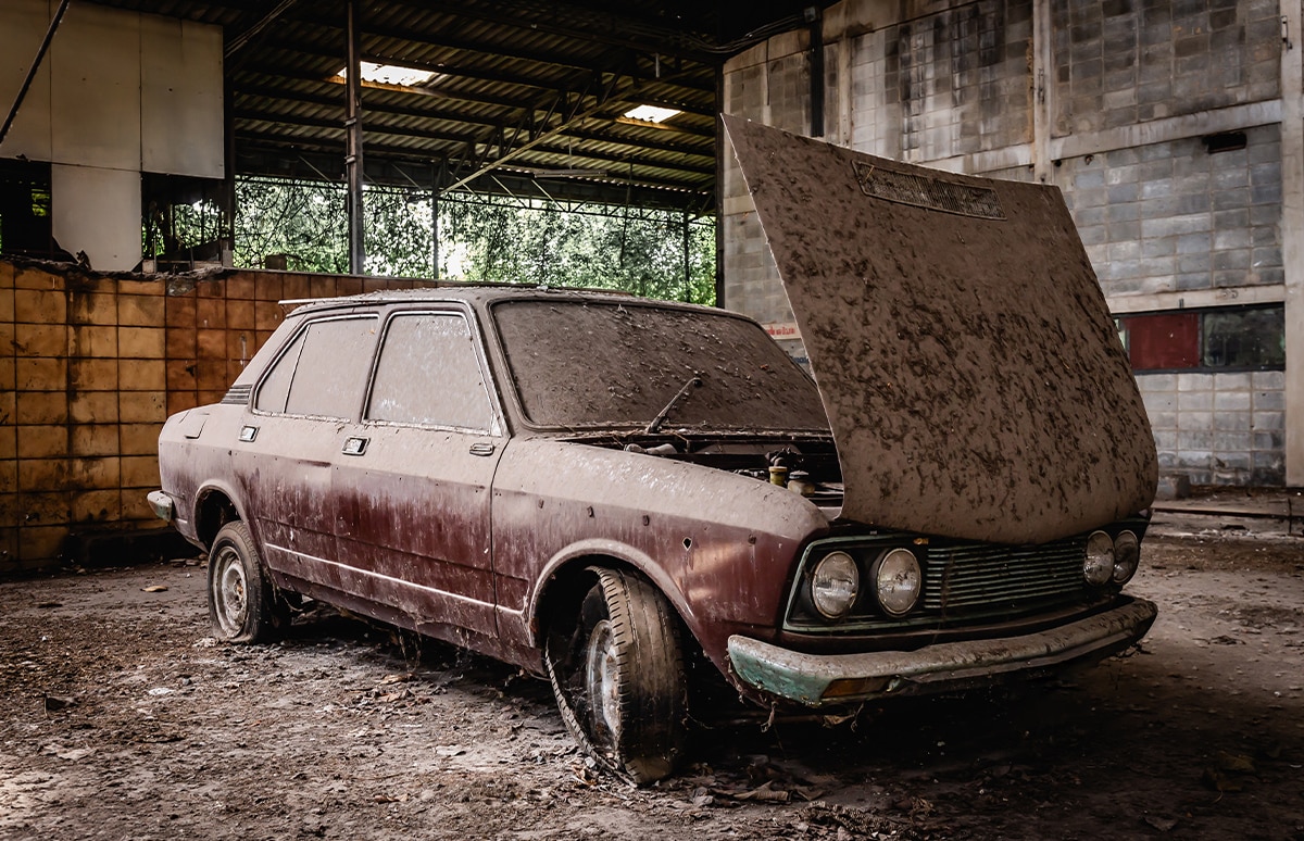 Coche antiguo oxidado y olvidado