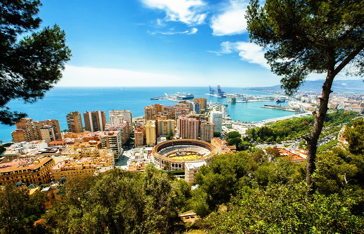 Una imagen de Málaga donde se ve el mar y la plaza de toros