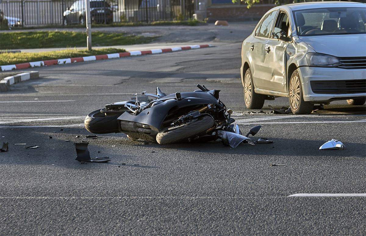 Moto accidentada junto a un vehículo