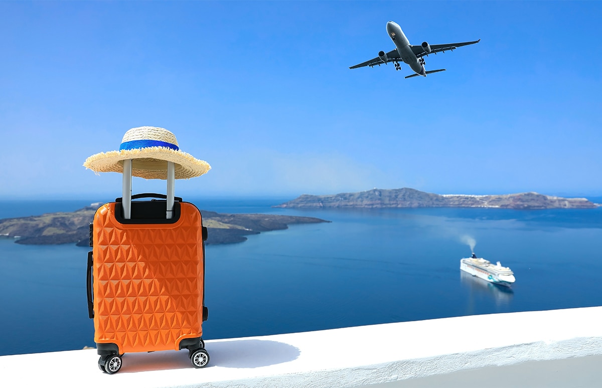 Pólizas Imagen de una maleta naranja con un sombrero y de fondo el mar con un crucero y un avión sobrevolandolo