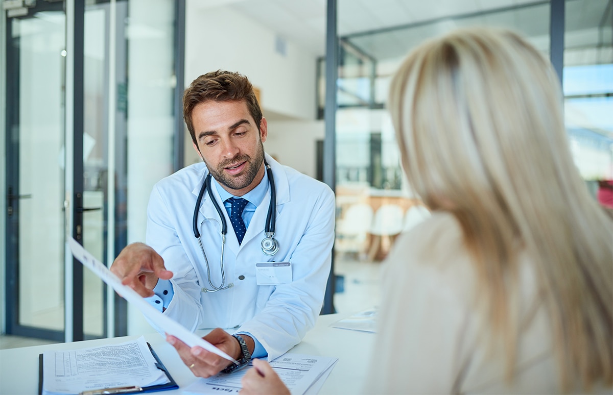 Médico explicando las coberturas a un paciente