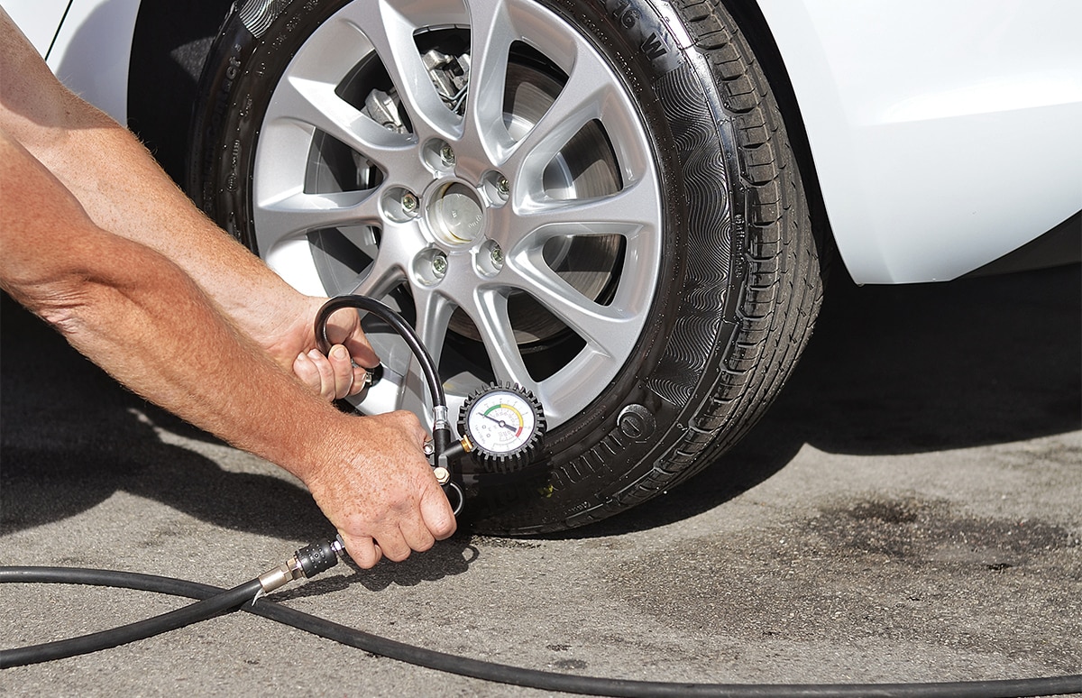 ¿Tienes clara la presión adecuada de los neumáticos de tu coche? ¿Sabrías comprobarla? Hoy puedes aprender a hacerlo.