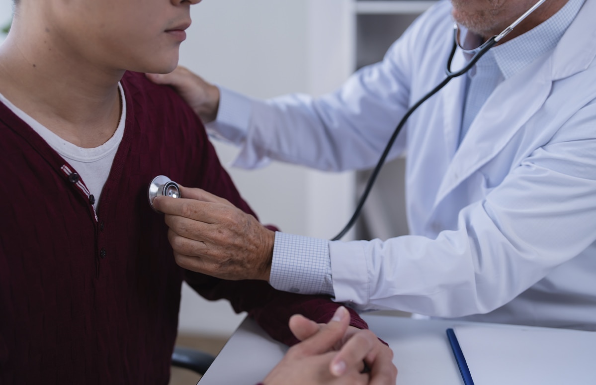 Profesional sanitario realizando una auscultación con un estetoscopio