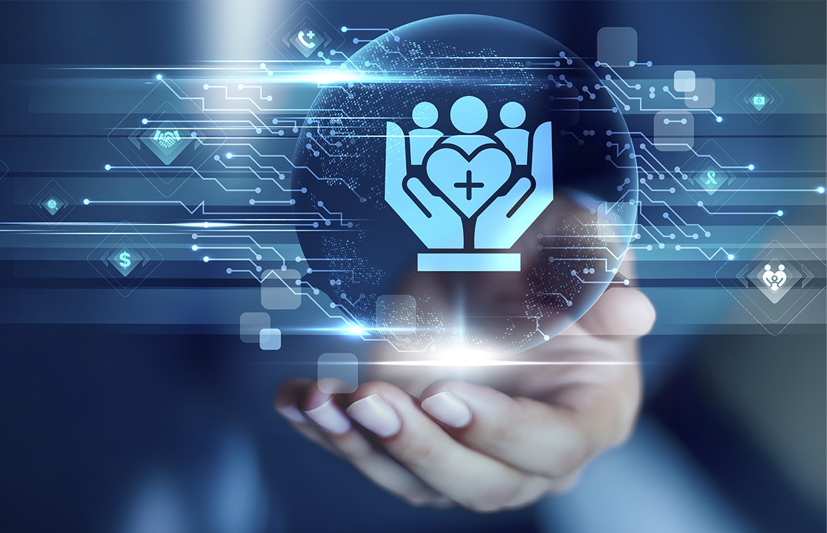 Icono de protección sanitaria dentro de una esfera digital sostenida por una mano