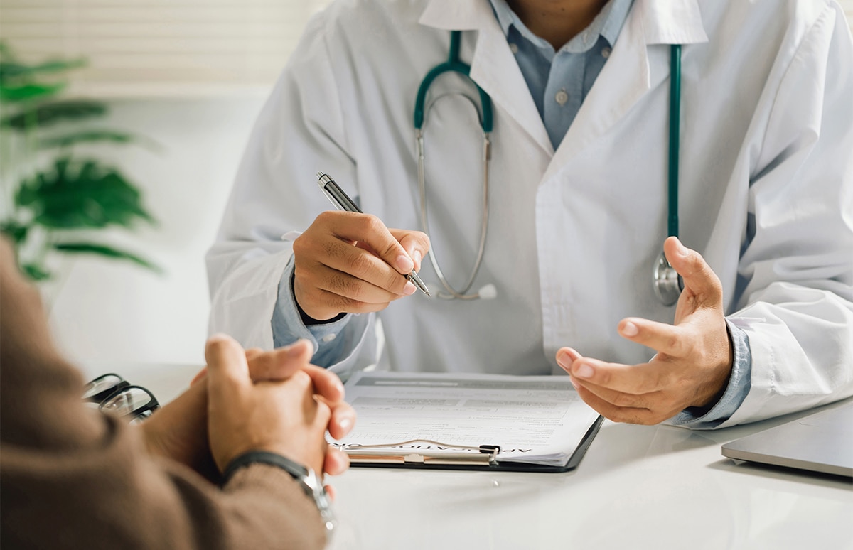 Médico hablando con un paciente