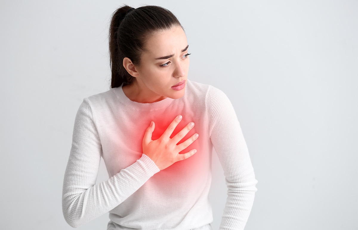 Mujer sufriendo dolor en el pecho