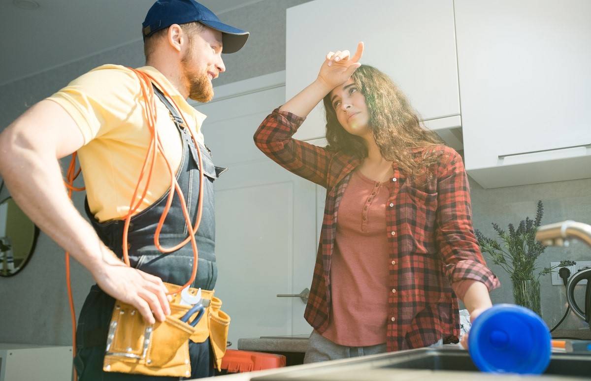 ¡Qué bien viene tener un fontanero a mano algunas veces! Descubre cómo te ayuda tu seguro de hogar con sus profesionales.