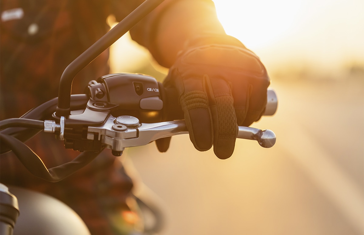 Mano de un motorista sobre la maneta del embrague