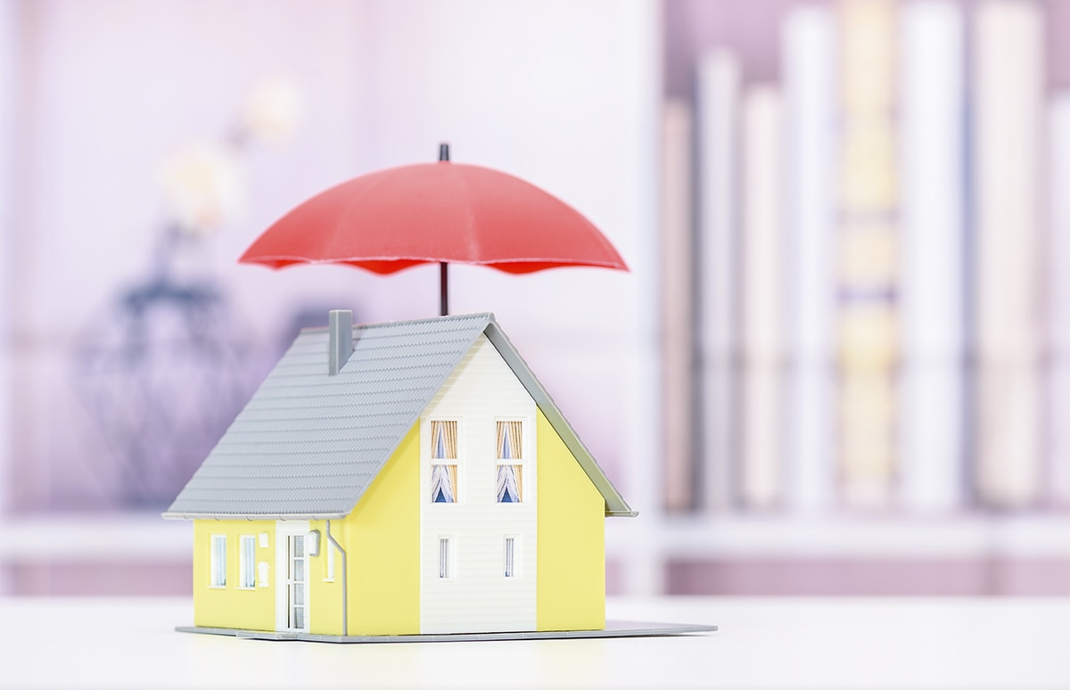 MAqueta de una vivienda cubierta por un paraguas