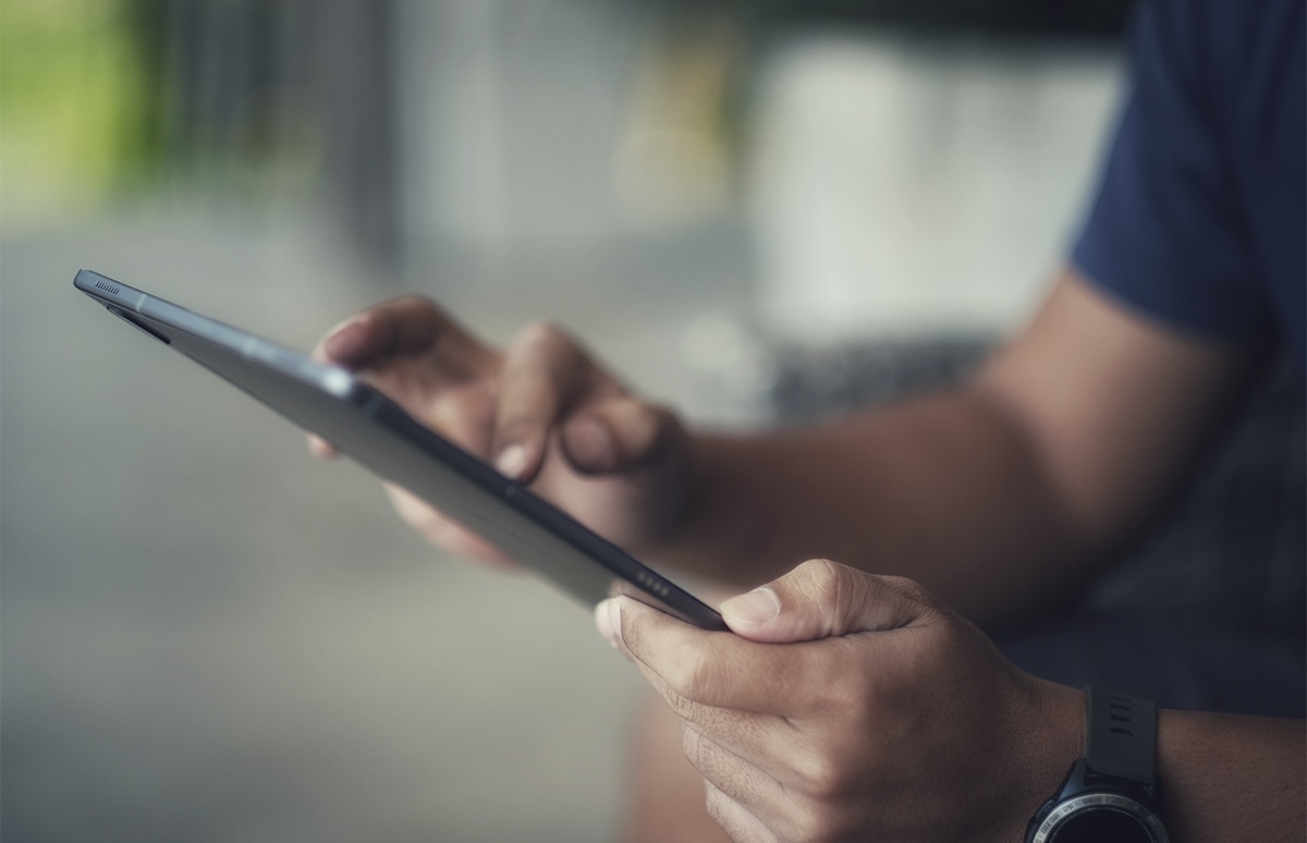 Hombre consultando datos en un iPad