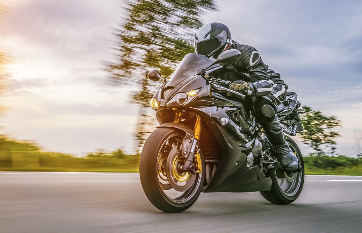 Motorista conduciendo una moto deportiva