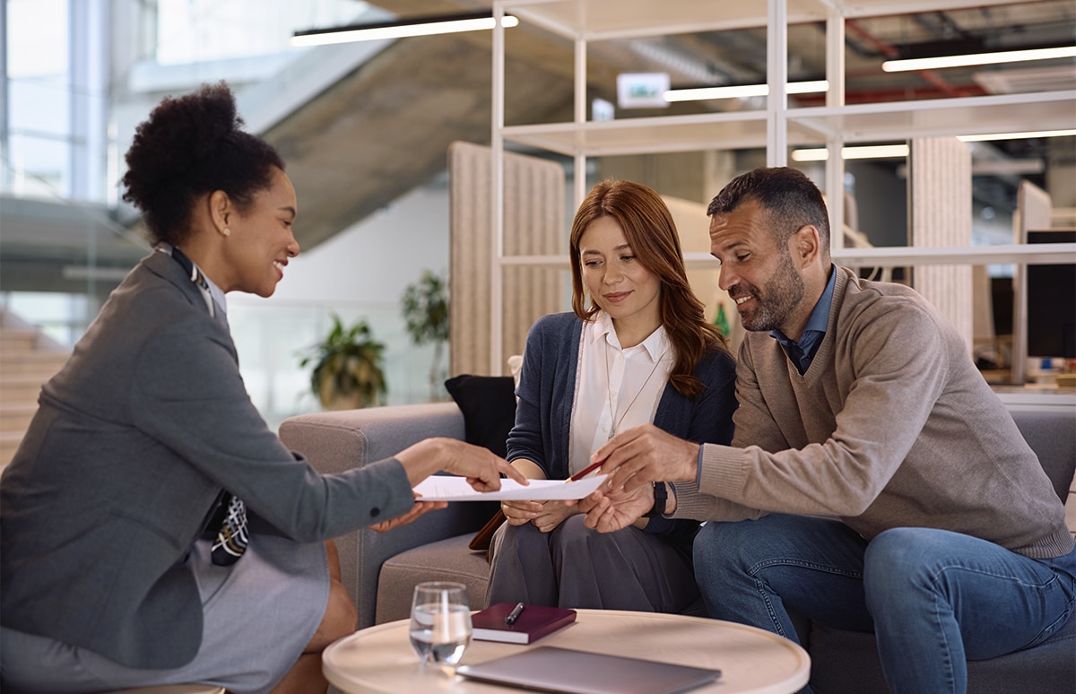Pareja firmando un contrato de seguro de vida