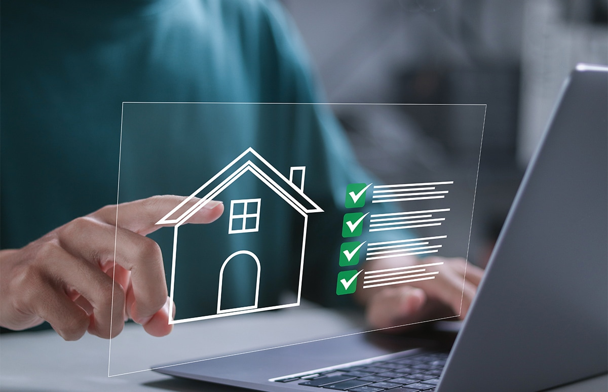 Hombre realizando una cotización en un pc