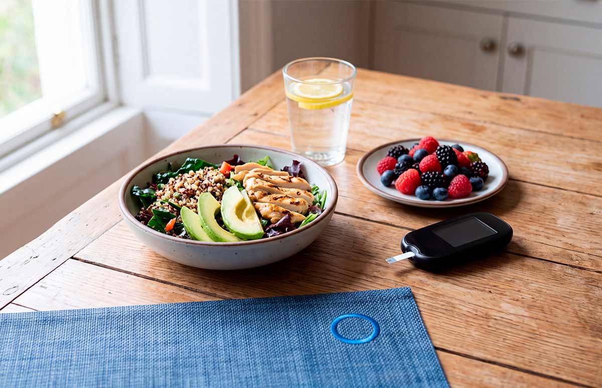 Alimentación equilibrada con alimentos frescos y medidor de glucosa como parte del control diario de la diabetes y la promoción de hábitos saludables