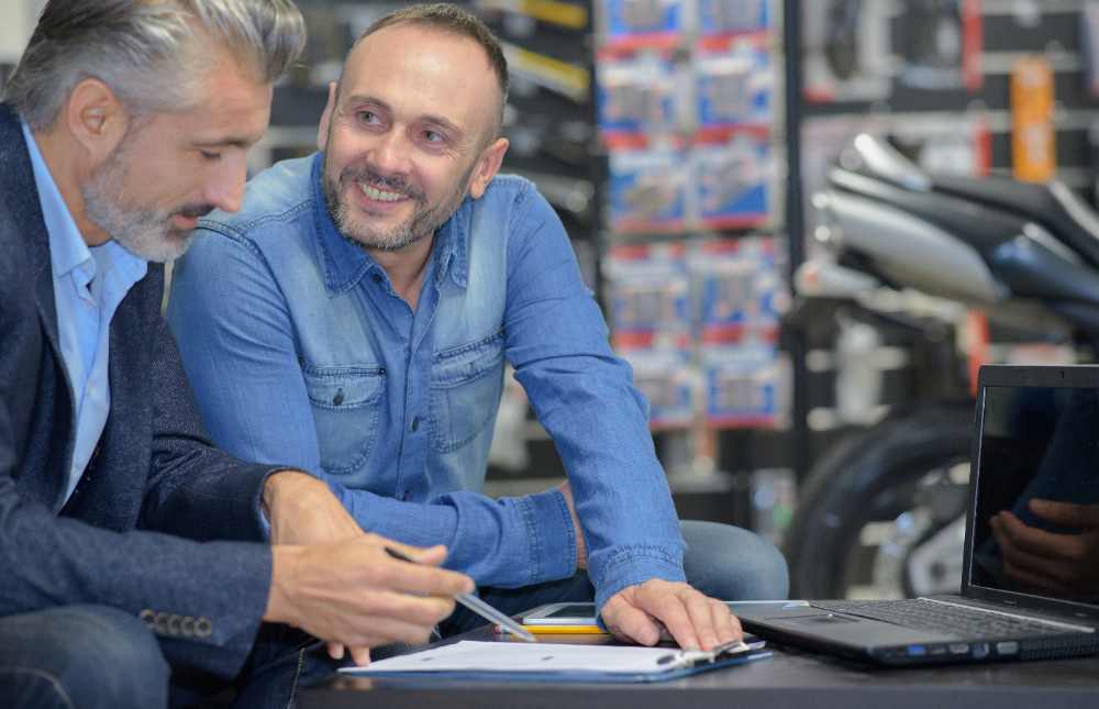 Si tienes una moto y has decidido venderla, queremos explicarte cómo es el contrato de compraventa de tu vehículo para que no te dejes nada en el tintero.