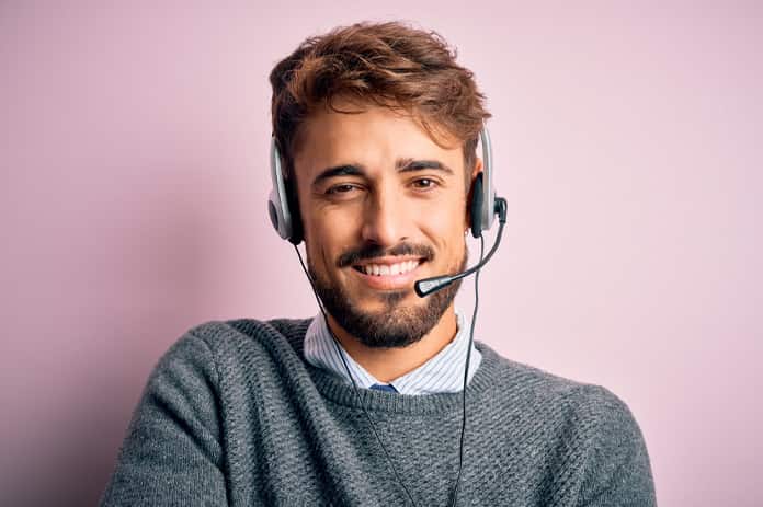 tele operador de seguros cogiendo llamada