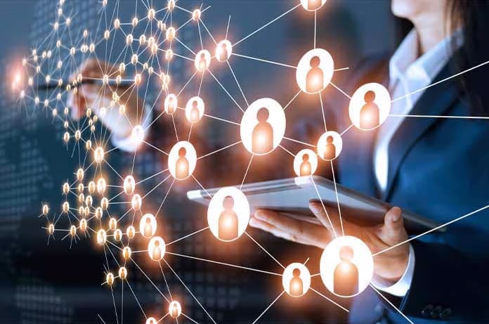 Persona interactuando con una tableta mientras una red de iconos conectados representa vínculos o contactos digitales