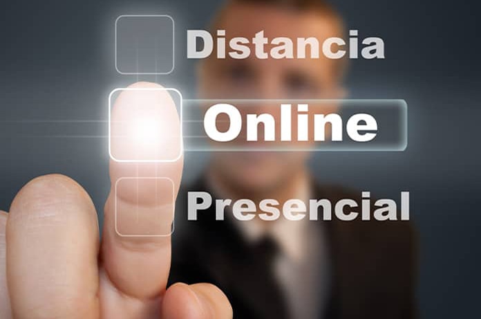 Mano seleccionando una opción luminosa en una interfaz digital con las palabras “Online” y otros elementos flotantes