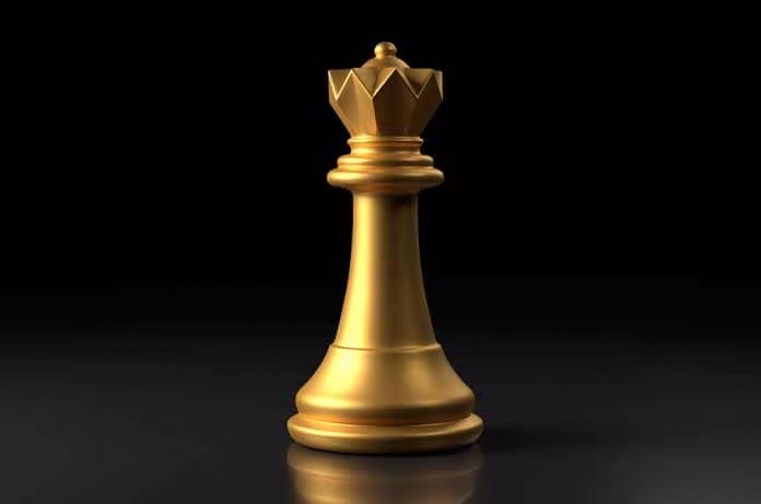 Dama de ajedrez dorada sobre fondo negro