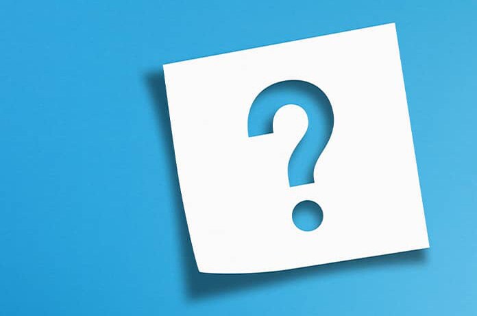 Tarjeta con un signo de interrogación recortado sobre un fondo azul, representando duda o pregunta