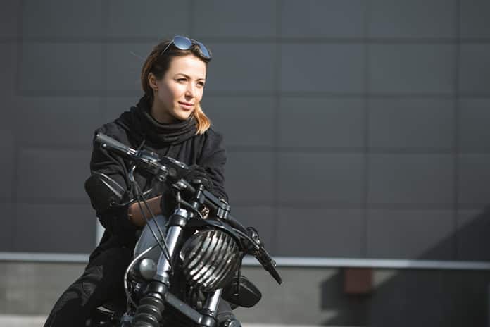Mujer soriendo dentro del coche