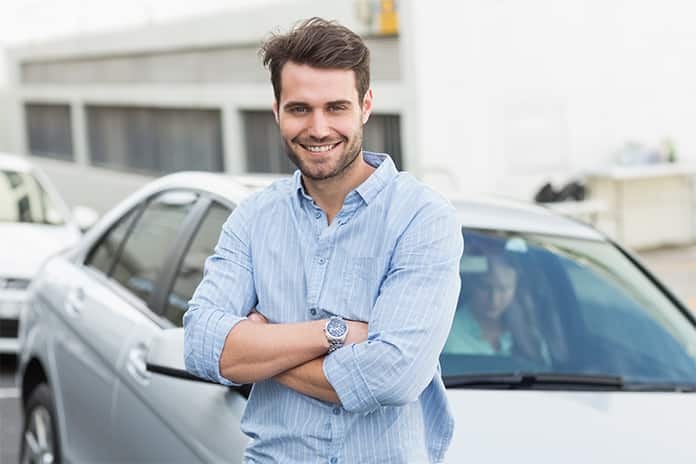 Mujer soriendo dentro del coche