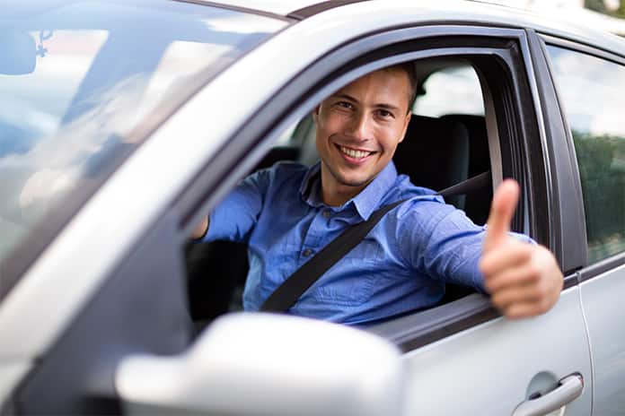 Mujer soriendo dentro del coche