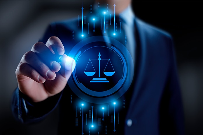Figura señalando un icono luminoso de una balanza de justicia rodeada de elementos gráficos tecnológicos