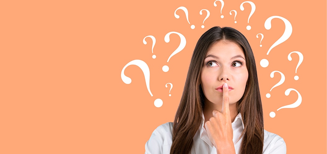 Persona frente a un fondo liso de color naranja con iconos de signos de interrogación superpuestos alrededor de la cabeza, simbolizando dudas o preguntas