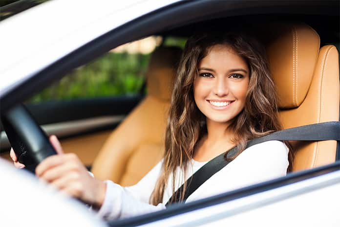 Mujer soriendo dentro del coche