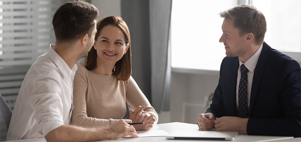 Encuentro en un despacho con varias personas sentadas frente a una mesa, revisando información y dialogando en un entorno profesional