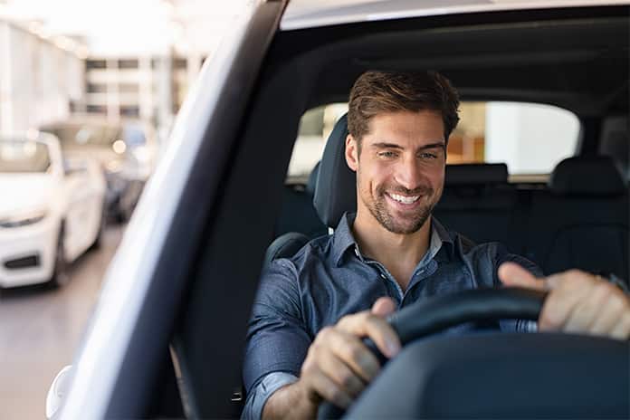 Mujer soriendo dentro del coche