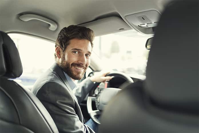 Mujer soriendo dentro del coche