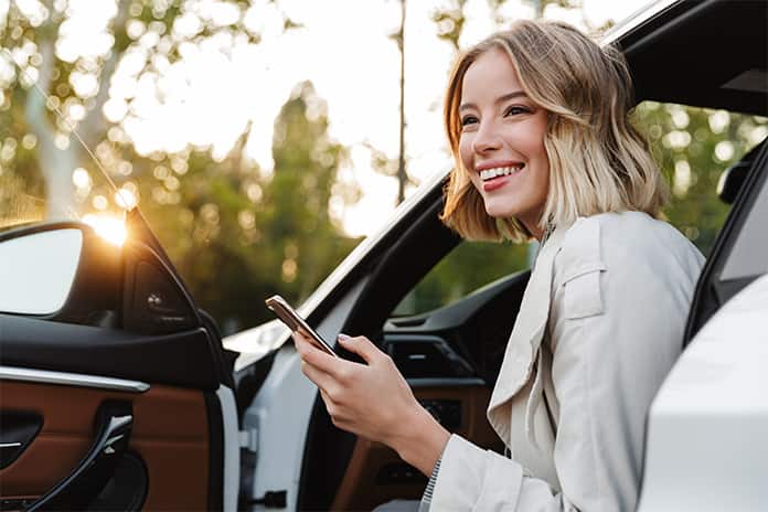 Mujer soriendo dentro del coche