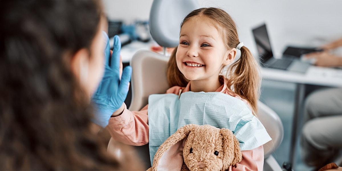 NIña en el dentista contenta 