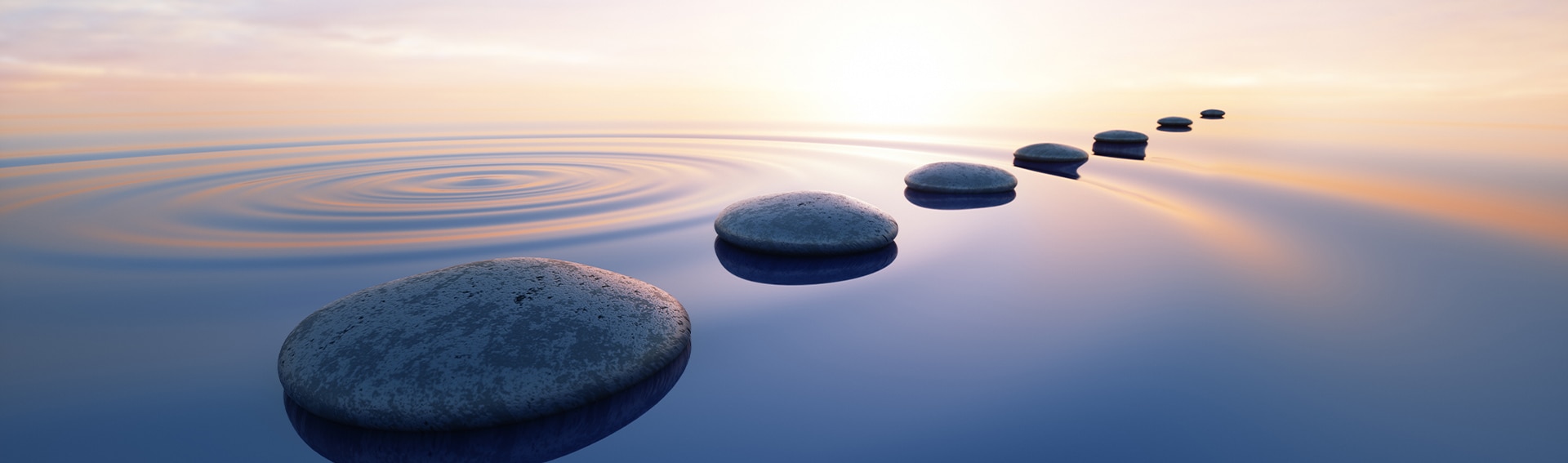 Piedras sobre agua que transmiten tranquilidad y despreocupación