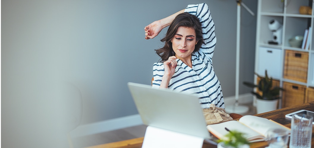 Mujer contratando seguros online