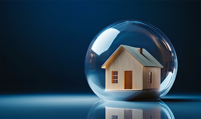 Maqueta de una casa protegida dentro de una burbuja transparente sobre un fondo azul