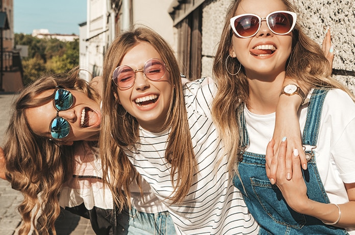 Chicas en actitud divertida, felices y sonrientes 