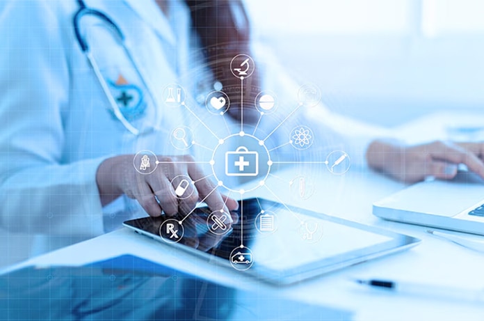 Profesional sanitaria utilizando una tableta con iconos médicos digitales conectados alrededor sobre un fondo azul tecnológico