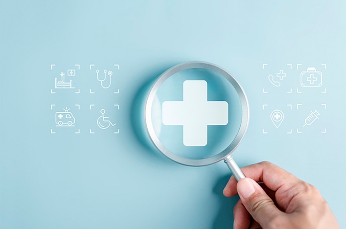 Lupa enfocando un símbolo de salud sobre un fondo azul junto a iconos médicos minimalistas