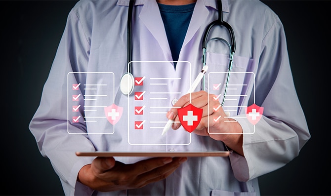 Profesional sanitario utilizando una tableta mientras marca casillas y símbolos de protección médica proyectados en pantalla transparent