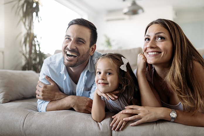 Familia tumbada en un sofa